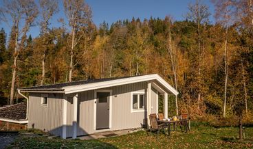 afbeelding van Business Cabin, 1 Bedroom, Lake View, Lakeside (Evika 3)-1 Double Bed and 1 Large Twin Sofa Bed Free WiFi Free self parking