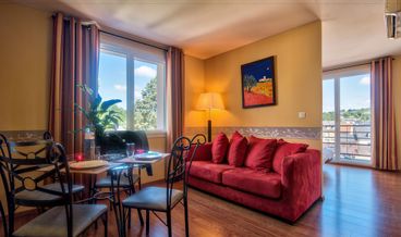 afbeelding van Apartment-1 Queen Bed, 1 Twin Bunk Bed and 1 Double Sofa Bed Free WiFi