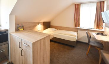 afbeelding van Comfort Double Room (B)-1 Double Bed and 2 Twin Trundle Beds Non Refundable Free WiFi Free self parking Free breakfast