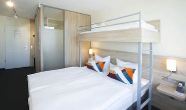 afbeelding van Family Room-1 Twin Murphy Bed and 1 Queen Bed Non Refundable Free WiFi Free self parking Free breakfast