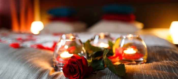 Rozenblaadjes of bloemen op de hotelkamer