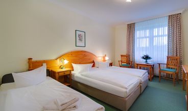 afbeelding van Family room with connecting door-1 Queen Bed and 2 Twin Beds Non Refundable Free WiFi Free breakfast