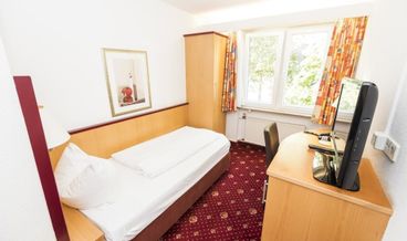 afbeelding van Standard Double Room-2 Twin Beds and 1 Twin Sofa Bed Non Refundable Free WiFi Free breakfast