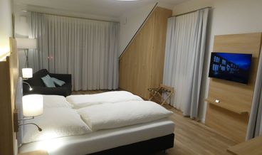 afbeelding van Deluxe Studio (TYP-1)-1 King Bed and 1 Twin Sofa Bed Free WiFi Free self parking