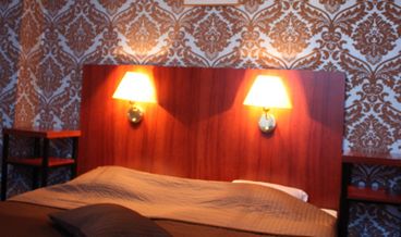 afbeelding van Tweepersoonskamer met wastafel,douche, wc en tv
