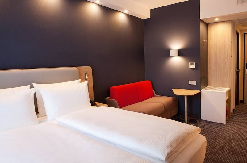 Holiday Inn Express Düsseldorf Airport Park Sleep & Fly www.hotelspecials.nl