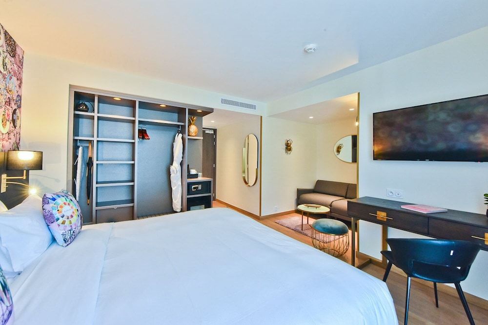 afbeelding van Premium kamer, meerdere bedden, balkon, uitzicht op stad