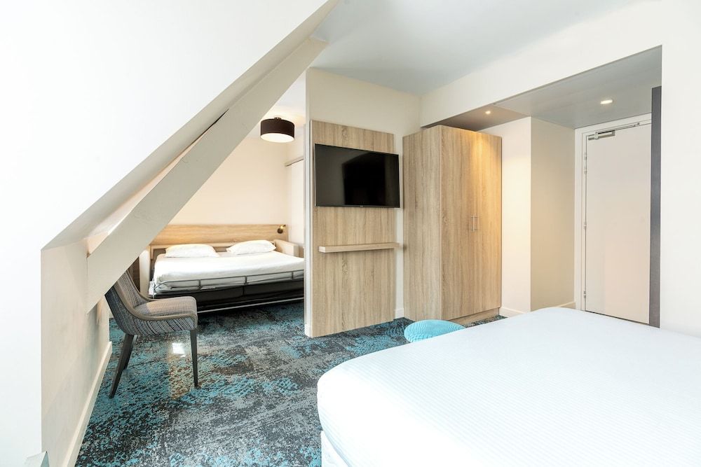 afbeelding van Vierpersoonskamer, 1 queensize bed met slaapbank