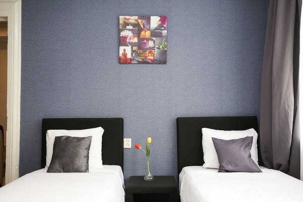Flipper Hotel Amsterdam - Eenvoudige kamer, 1 twee- of 2 eenpersoonsbedden, gedeelde badkamer - GENERAL