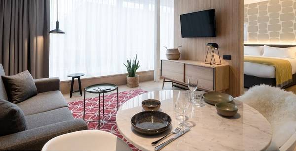 PREMIER SUITES PLUS Antwerp - Deluxe kamer, 1 tweepersoonsbed met slaapbank, en-suite badkamer - GENERAL