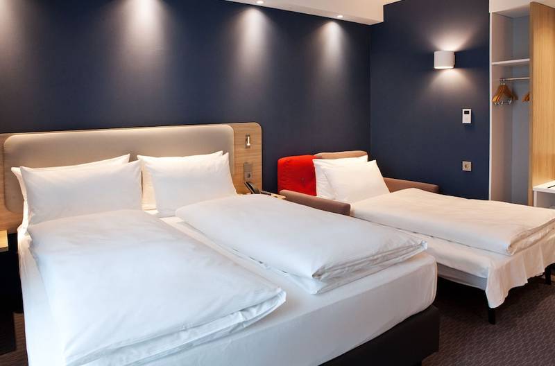 Holiday Inn Express Düsseldorf Airport Park Sleep & Fly www.hotelspecials.nl