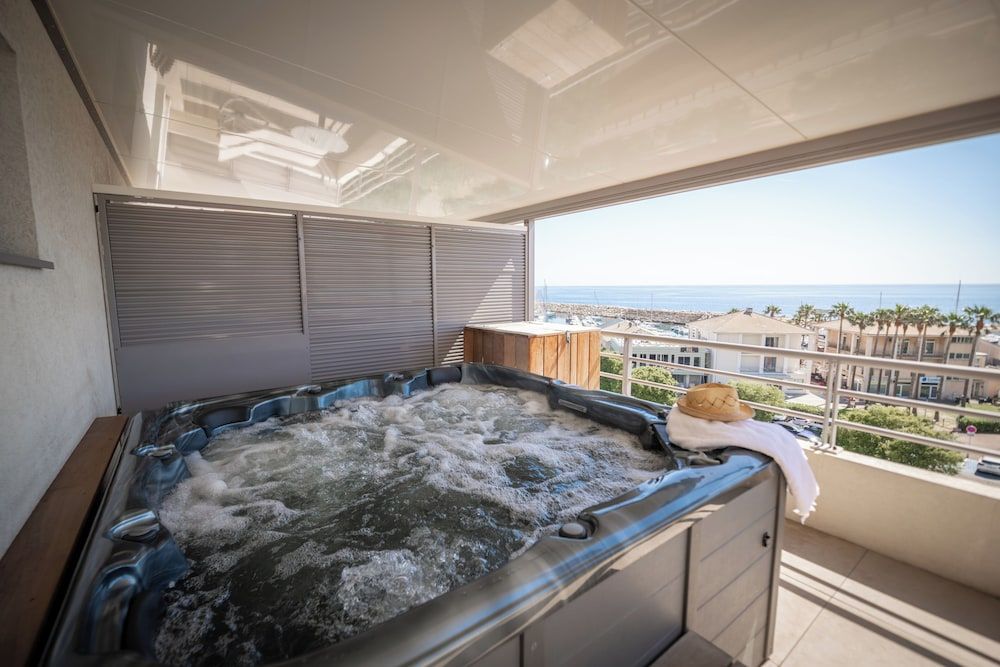 afbeelding van Royal suite, hot tub, uitzicht op zee