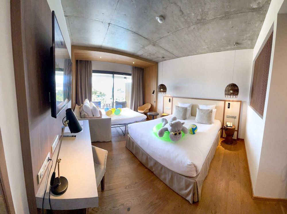 afbeelding van Deluxe kamer, meerdere bedden, balkon, uitzicht op zee