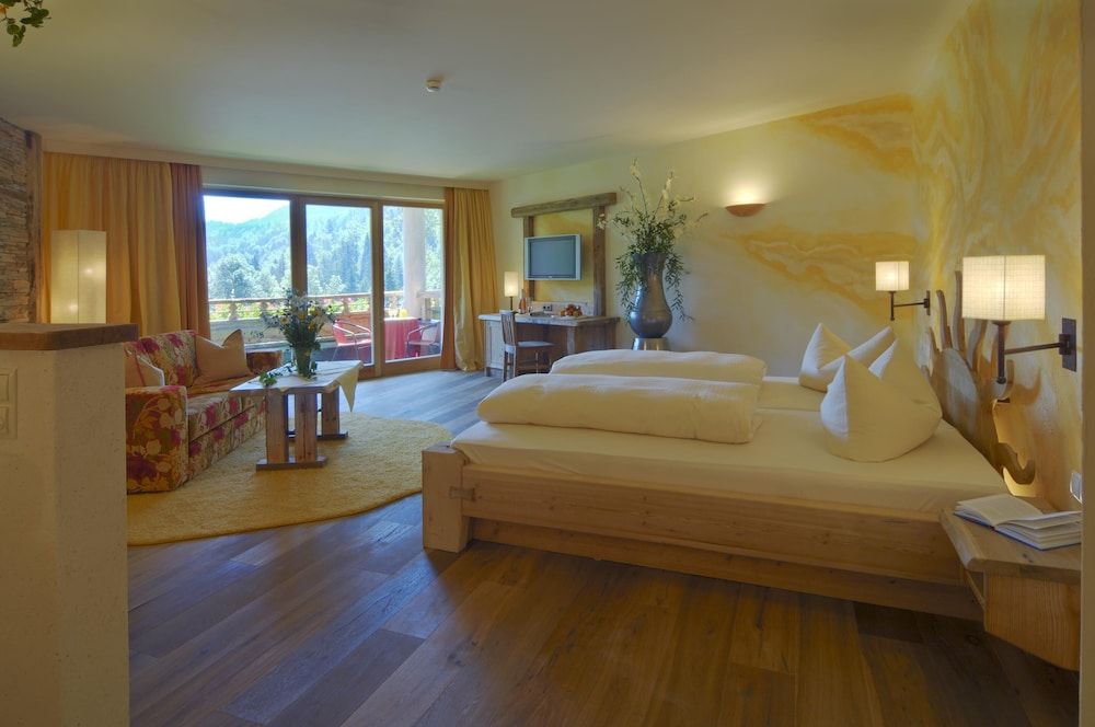 afbeelding van Suite, 1 kingsize bed, balkon, uitzicht op meer (Cozy Sitting Corner)