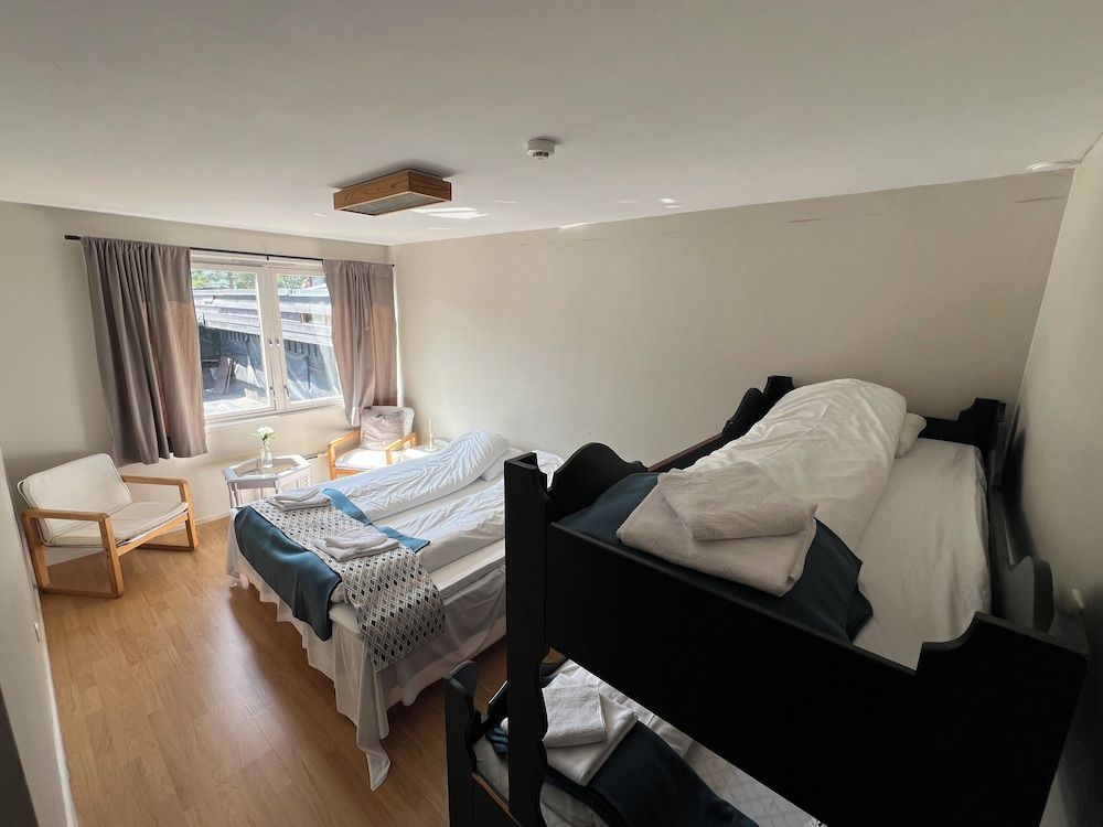 afbeelding van Familie vierpersoonskamer, meerdere bedden, en-suite badkamer, uitzicht op gebergte